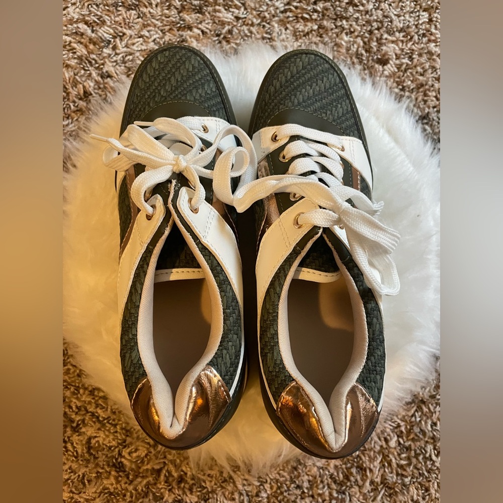 Stylish Women's Sneakers in Green and White- Aize 39/ size 6-6.5 US